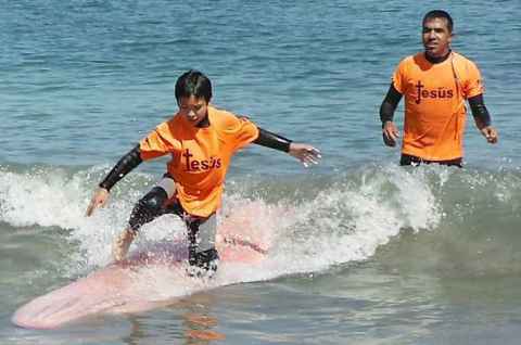 Llevando surfistas a Cristo