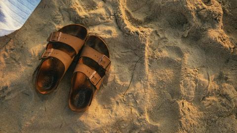 quita las sandalias