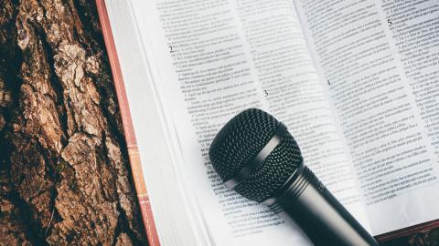 Bible y microfono