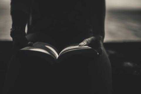 Foto de Negative Space: https://www.pexels.com/es-es/foto/aprendiendo-aprendizaje-biblioteca-blanco-y-negro-34084/