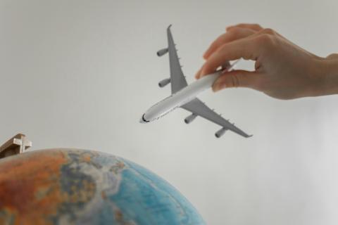 Foto de Monstera Production: https://www.pexels.com/es-es/foto/mano-avion-sujetando-juguete-7412002/