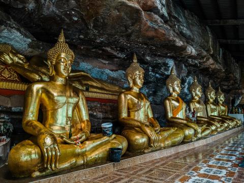 Foto de George Best Thai: https://www.pexels.com/es-es/foto/estatuillas-de-buda-gautama-dentro-de-la-habitacion-marron-y-blanca-2897748/