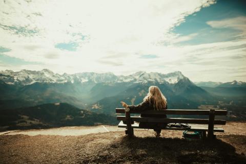 Foto de Tobi: https://www.pexels.com/es-es/foto/mujer-sentada-en-un-banco-592941/